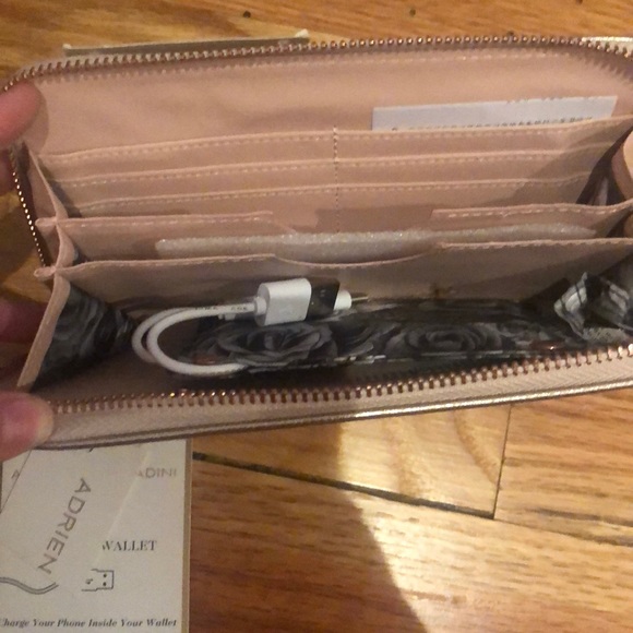Adrienne Vittadino charging Wallet - Picture 6 of 8